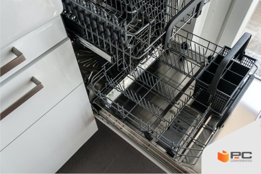 Un lavavajillas blanco de 45 cm abierto