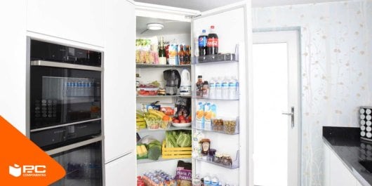 un frigorífico abierto junto a un horno