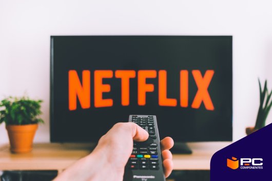 Una persona activa Netflix con su mando en su televisión