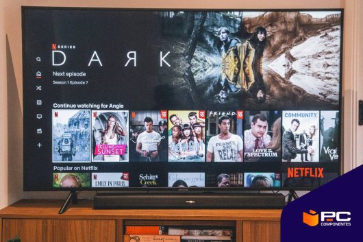 Un televisor con el menú de Netflix
