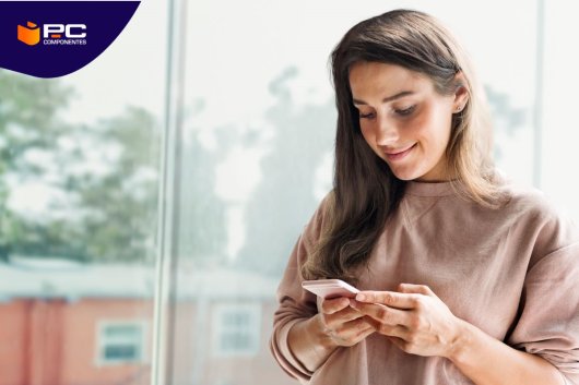Una chica utiliza su smartphone reacondicionado