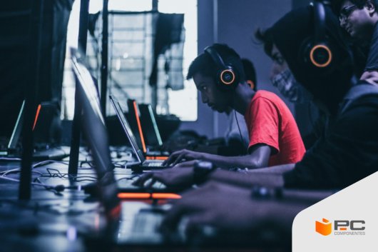 Varias personas juegan simultáneamente en sus portátiles gaming baratos