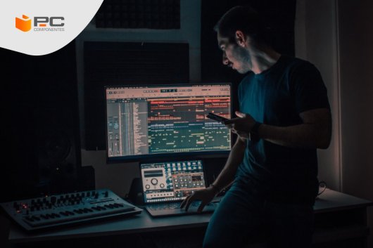 Un hombre trabaja en el estudio de grabación musical en casa