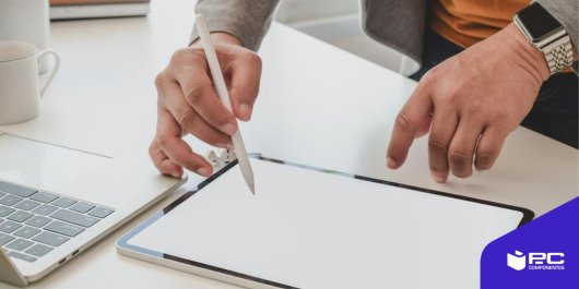 Un hombre dibuja en un iPad