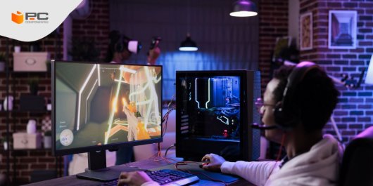 Un chico jugando con un PC Gaming de 500 euros