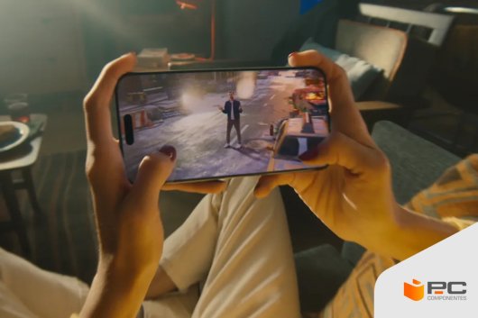 Una persona juega en su iPhone 15