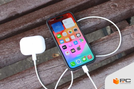 Un móvil iPhone 15 enchufado a un cargador