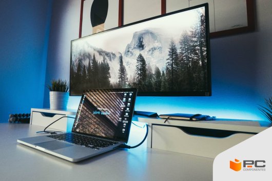 ún ordenador portatil conectado a una tv sin cable
