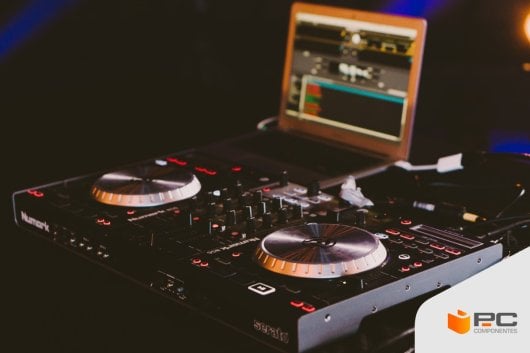 La mejor mesa de mezclas de DJ de 2023 sobre una mesa