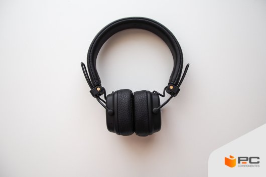 Uno de los Mejores auriculares para home studio y producción musical sobre una mesa