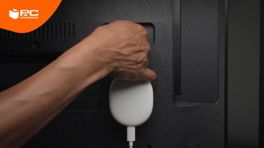 Mão a segurar um dos melhores sticks de TV para transformar uma televisão numa Smart TV