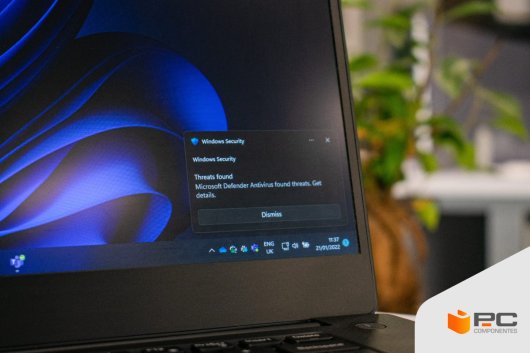 O ecrã de um computador e um aviso de um dos melhores antivírus gratuitos para PC.