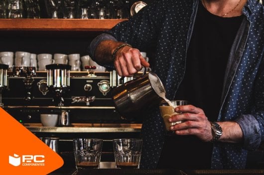 Un barista utilizando una de las mejores cafeteras italianas para inducción