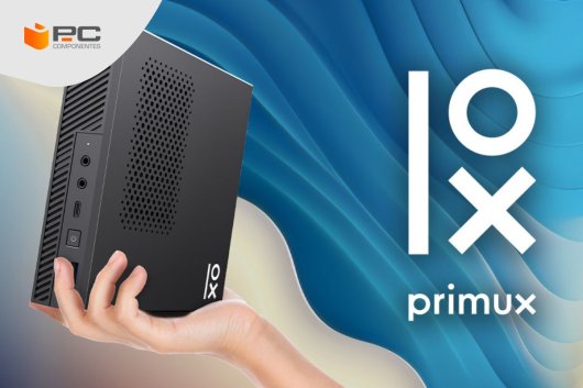 Una mano sosteniendo uno de los mejores miniPC baratos que puedes comprar 