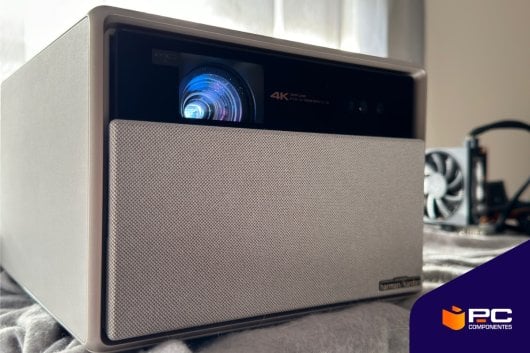 El proyector XGIMI Horizon Ultra siendo analizado por un experto