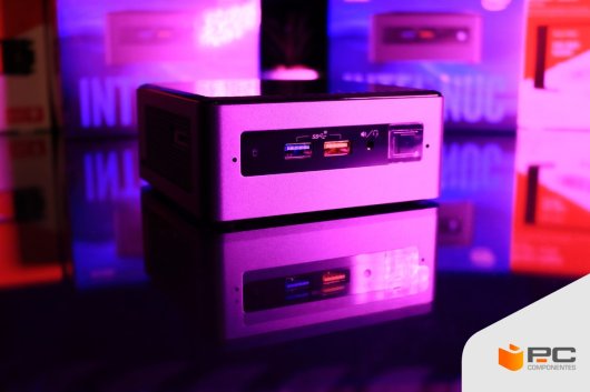 Uno de los mejores mini PC de mayor potencia encima de un escritorio