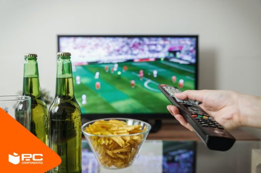 Una persona utilizando una de las mejores marcas de televisores