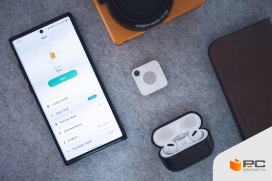 Varios de los mejores accesorios para el móvil encima de una mesa