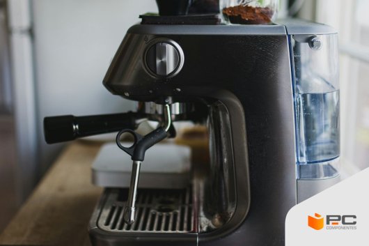 Una de las mejores cafeteras espresso de 2024 en una cocina
