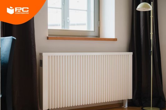Un convector encendido en una pared de una casa