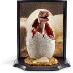 Noble Collection Jurassic Park Ei mit Baby Velociraptor