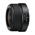 Nikon NIKKOR Z DX 24 mm 1:1,7, schwarzes Objektiv, 9 Elemente, 8 Gruppen, Nikon Z 46 mm Nikon NIKKOR Z DX 24 mm 1:1,7, schwarzes Objektiv, 9 Elemente, 8 Gruppen, Nikon Z 46 mm