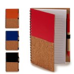 Embalagem com 4 cadernos, 12,5 x 18 cm, com capa em madeira. 4 cores sortidas.