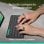 Capa com teclado Logitech Flip Folio para iPad Pro (M4) / iPad Air 13" (M2/M3) (2024, 2025)