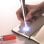 Stylo Lampe Mustap LED bicolore capuchon translucide clip transport encre bleue