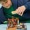 Set de Construcción LEGO ONE PIECE Cabaña del Pueblo Molino 299 Piezas Minifiguras Luffy Shanks Makino