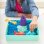 Set Kinetic Sand Sandspielkasten mit 454 g blauem Sand und 4 Zubehörteilen