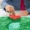 Set Sandbox Kinetic Sand con Arenero y 4 Accesorios 454 g Verde