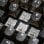 Teclado Sharkoon Crystal Shark mecânico compacto RGB com switches KTT Hot-Swappable