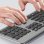 Teclado UNITEK SlimTap Ultra Light completo com switch de tesoura cinza