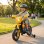 Moto eléctrica infantil Homcom amarilla con ruedas de apoyo desmontables
