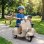 Moto eléctrica infantil Aiyaplay Vespa con asiento lateral y arranque suave
