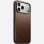 Capa Nomad Modern Leather Case couro castanho MagSafe Qi2 para iPhone 17 Pro Max
