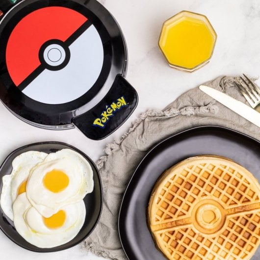 Uncanny Brands Gofrera Pokémon Pokeball