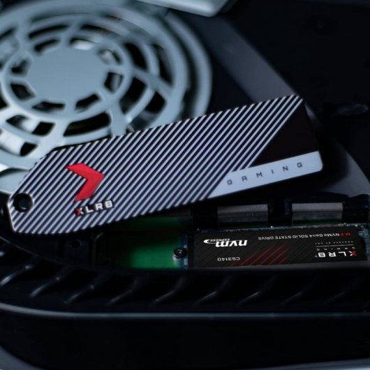 Cover SSD PNY XLR8 con dissipatore di calore integrato progettata per adattarsi a PS5