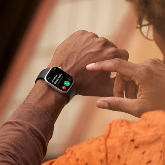 Apple Watch Series 8 GPS + Cellular Boîtier en acier inoxydable argenté de 41 mm avec bracelet sport blanc