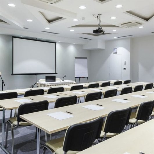 Schermo per proiezioni Kimex con treppiede 2,44x2,44m Formato 1:1