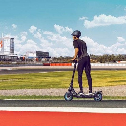 Patinete elétrico Cecotec Bongo Serie S+ Max Infinity 350W Autonomia 30km Rodas tubeless 10" Duplo travão Suspensão traseira Preto