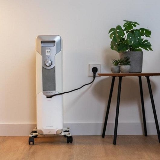 Radiador Elétrico Cecotec ReadyWarm 7000 Space 1500W compacto com controlo rotativo e rodas