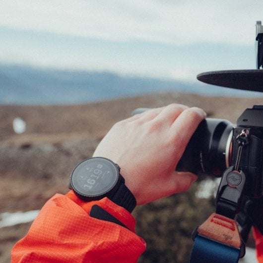 Montre intelligente verticale Suunto tout noir