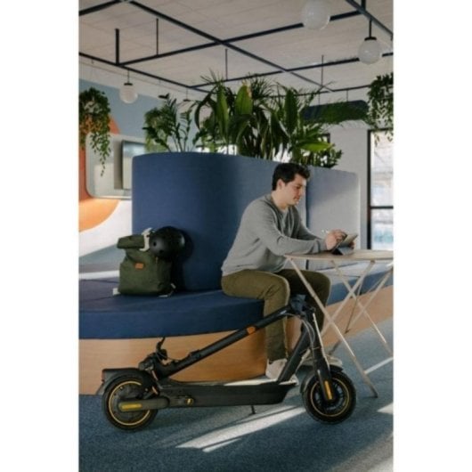 Elektroroller Segway 25 km/h 70 km Reichweite 900 W Doppel-Federung LED-Display