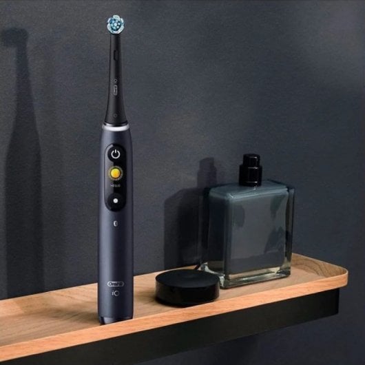 Oral-B iO 8 Escova de Dentes Elétrica Recarregável + Estojo + 2 Cabeças de Substituição Preta