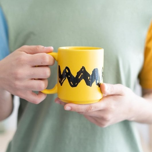 Erik Snoopy Taza con Diseño Camiseta de Charlie Brown