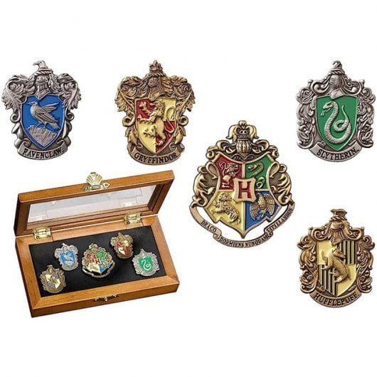 Noble Collection Harry Potter Fünf Hogwarts-Häuser-Anstecknadeln in Vitrine