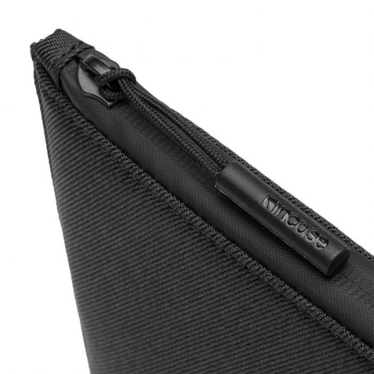 Custodia Incase Facet Sleeve in tessuto riciclato nero per MacBook Pro 15"-16"