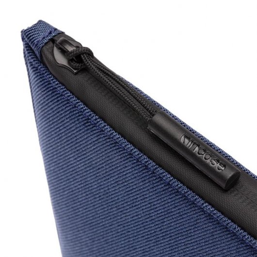 Coque Incase Facet Sleeve en tissu recyclé bleu marine pour MacBook Pro 14 (2021)